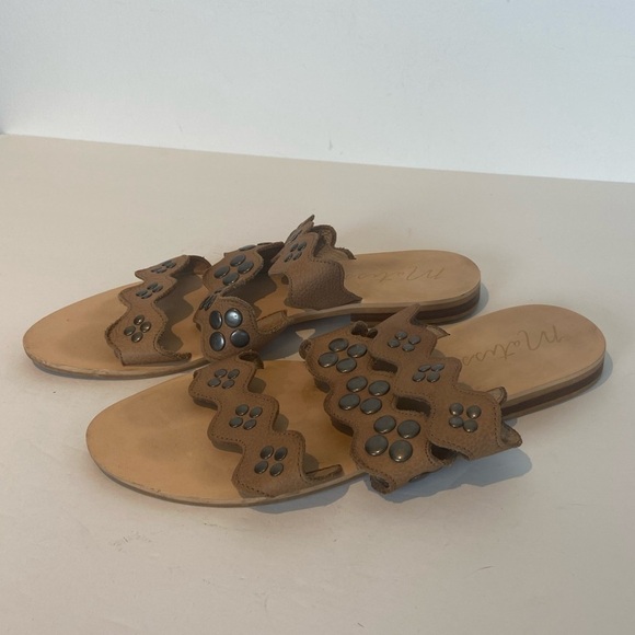 Matisse Women's Sandals Size 8 M Leather Flat Studded Wide Eyed Beige Slip On - Picture 3 of 6
